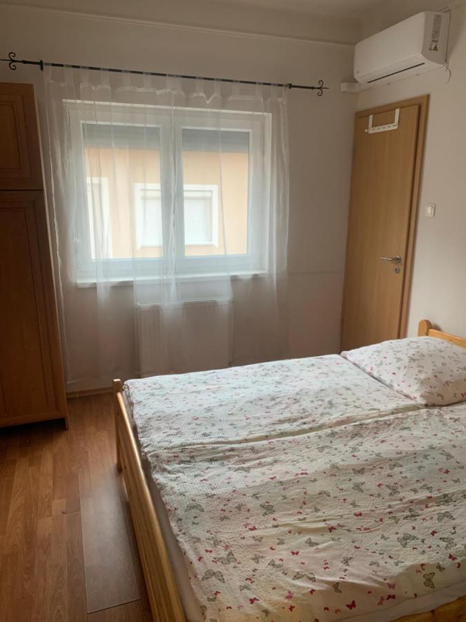 Gabor Aron Apartment ไฮจ์ดุสโซบอสโล ภายนอก รูปภาพ