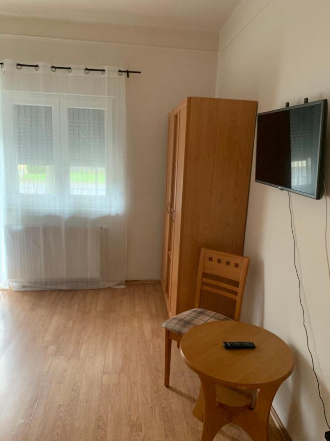 Gabor Aron Apartment ไฮจ์ดุสโซบอสโล ภายนอก รูปภาพ