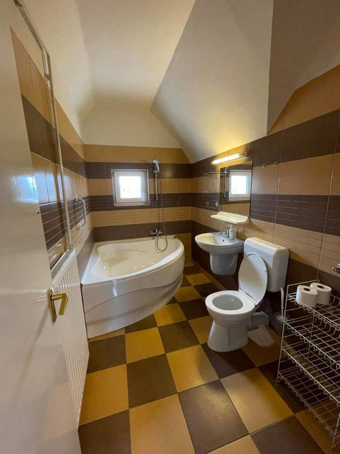 Gabor Aron Apartment ไฮจ์ดุสโซบอสโล ภายนอก รูปภาพ